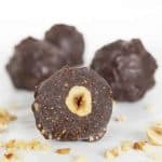 These delicious and healthy homemade Ferrero Rocher truffles are incredible, only 5 healthy ingredients and 30 minutes of prep time!