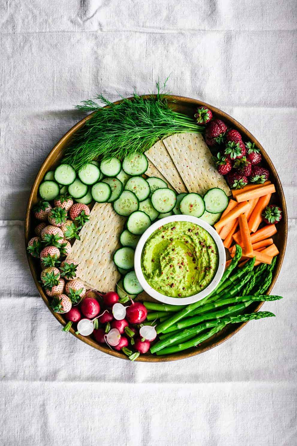 GREEN PEA HUMMUS + A SPRING MEZZE by Occasionally Eggs: these easy and vegan appetizers are delicious, healthy and perfect for a party!