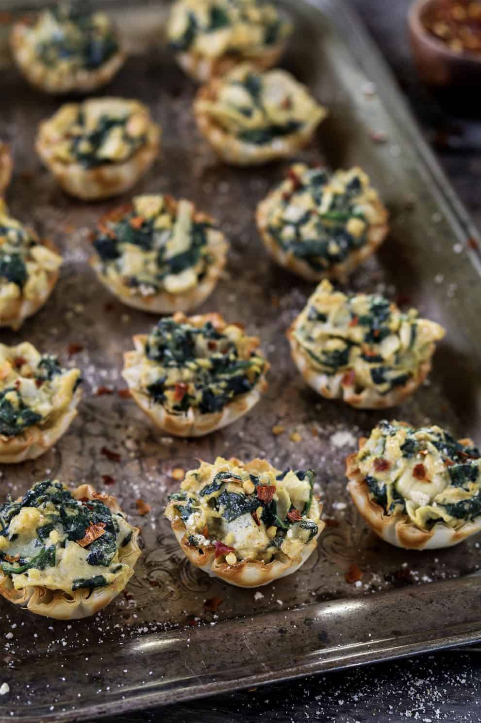 VEGAN SPINACH ARTICHOKE CUPS by Vegan Huggs: these delicious, easy and vegan appetizers are perfect to please a crowd!