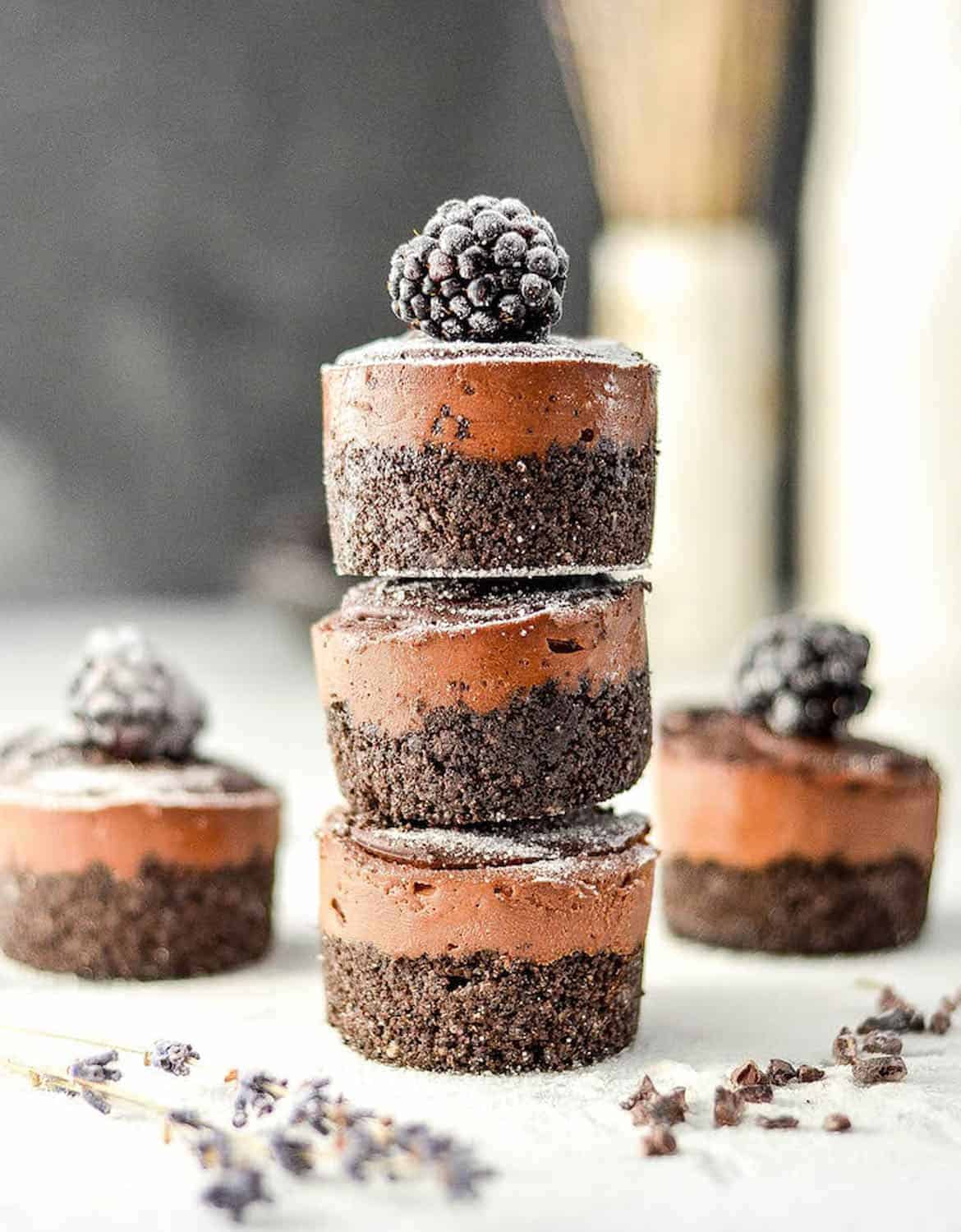  Four mini no-bake vegan chocolate cheesecake decorated with blackberries - Joy Food Sunshine: