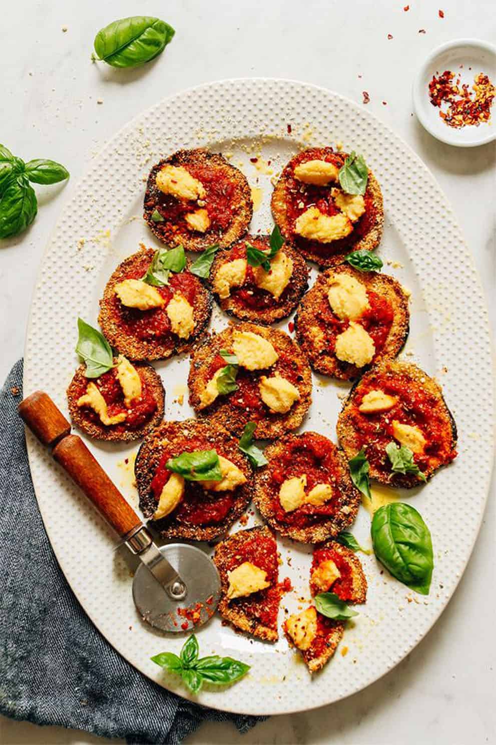  MINI CRISPY EGGPLANT PIZZAS by Minimalist Baker: these delicious, easy and vegan appetizers are perfect to please a crowd!