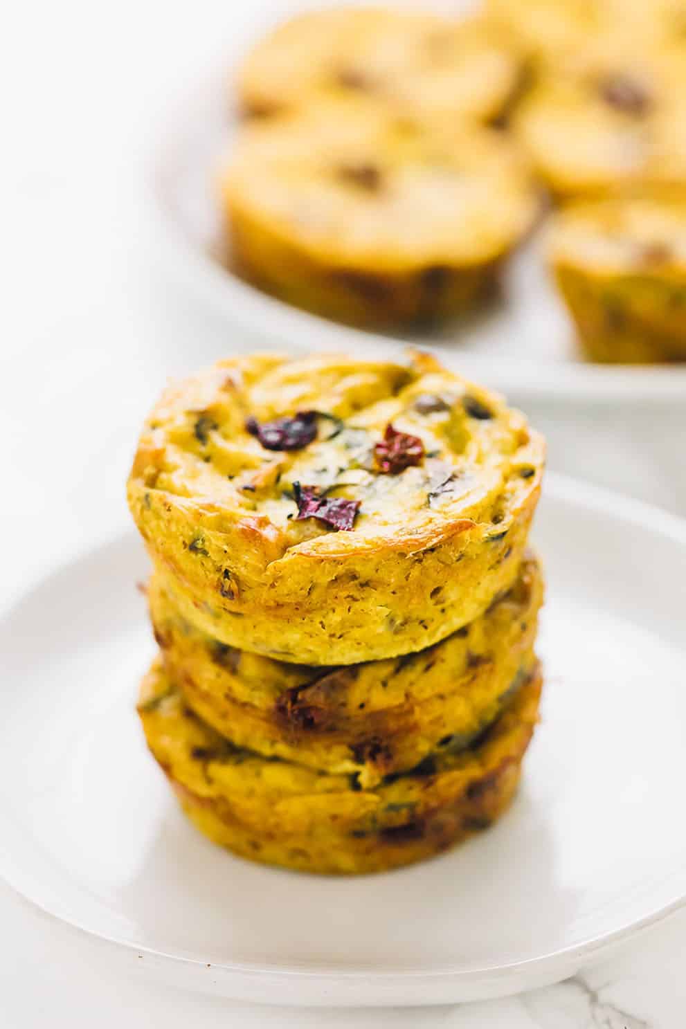 VEGAN QUICHE MUFFINS WITH SUN-DRIED TOMATOES AND SPINACH by Jessica in the Kitchen:these delicious, easy and vegan appetizers are perfect to please a crowd!
