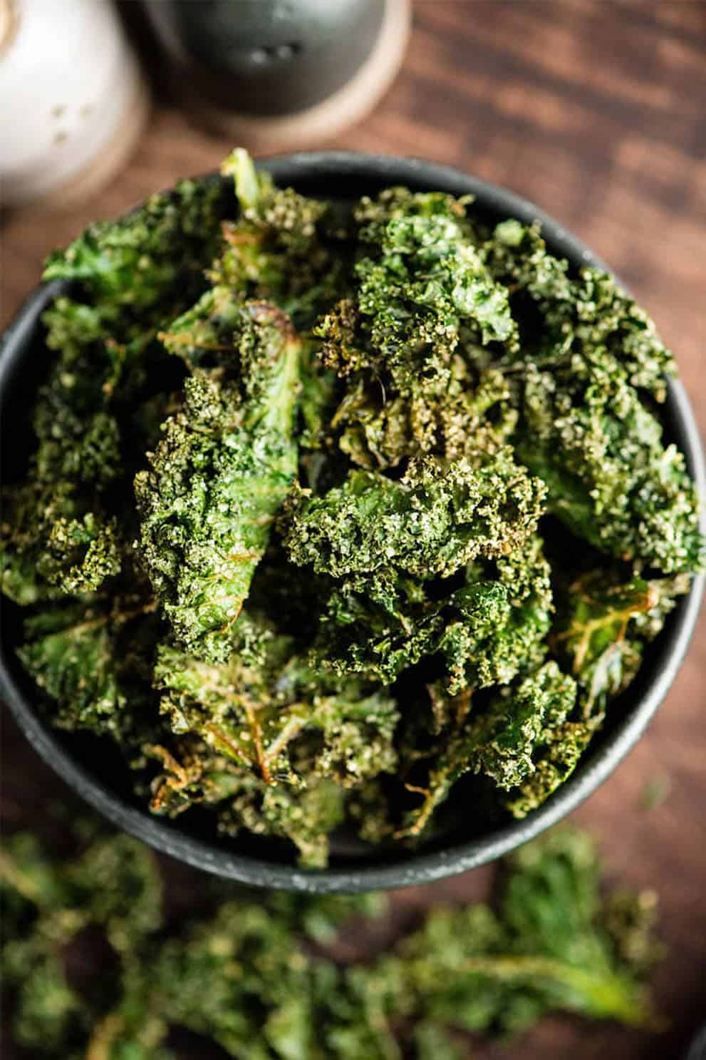 Baked kale chips in a black bowl - Joy Food Sunshine