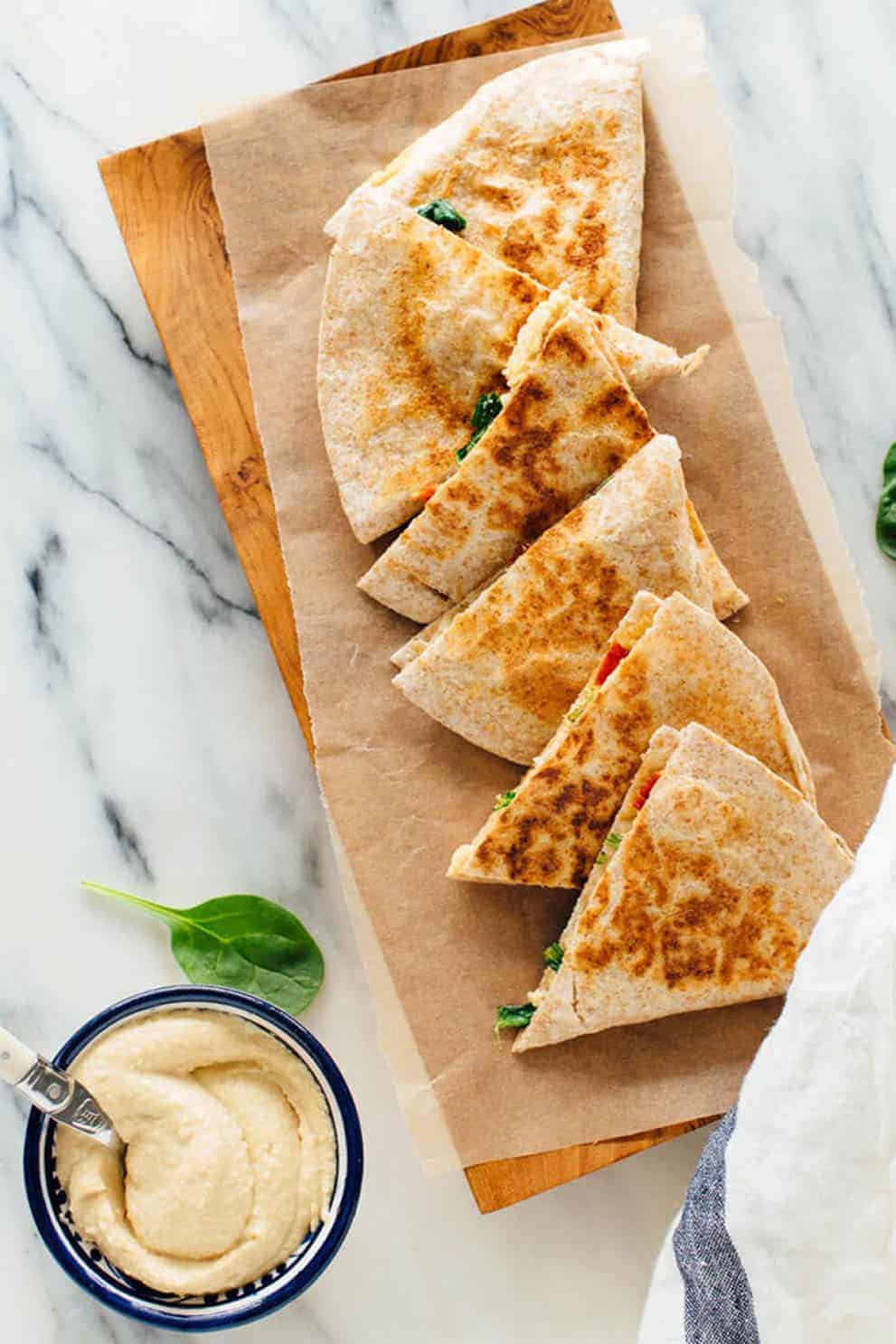 Hummus quesadillas by Cookie + Katie: these delicious, easy and vegan appetizers are perfect to please a crowd!