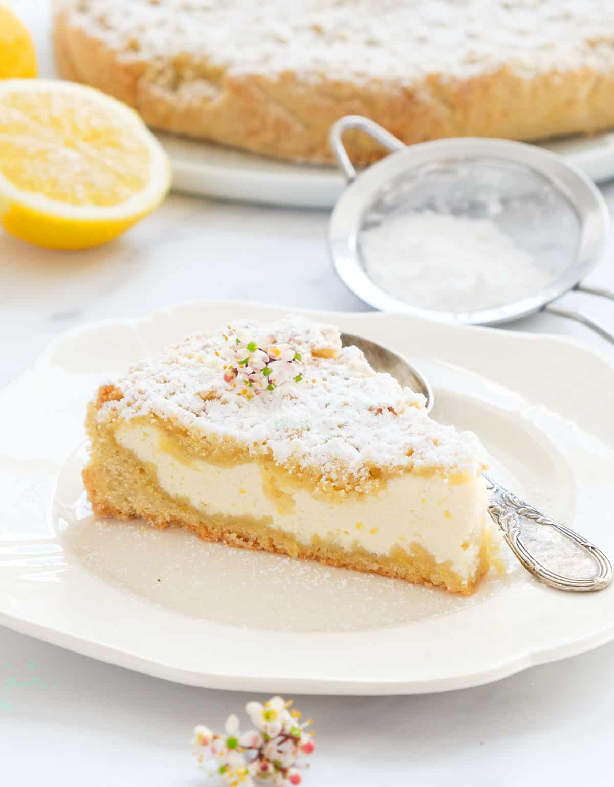 설탕을 입힌 맛있는 레몬 리코타 케이크 한 조각의 클로즈업.