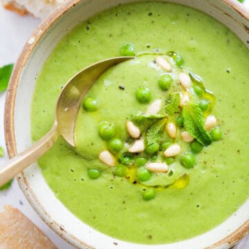 Close-up of a bowl of creamy green pea soup.