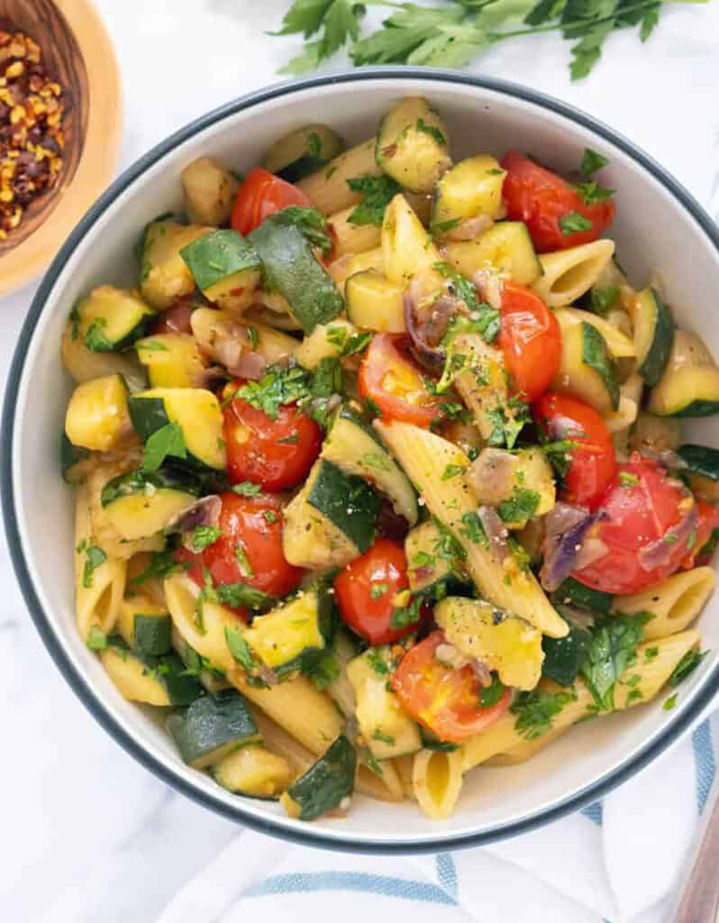 Pasta with zucchini and tomatoes